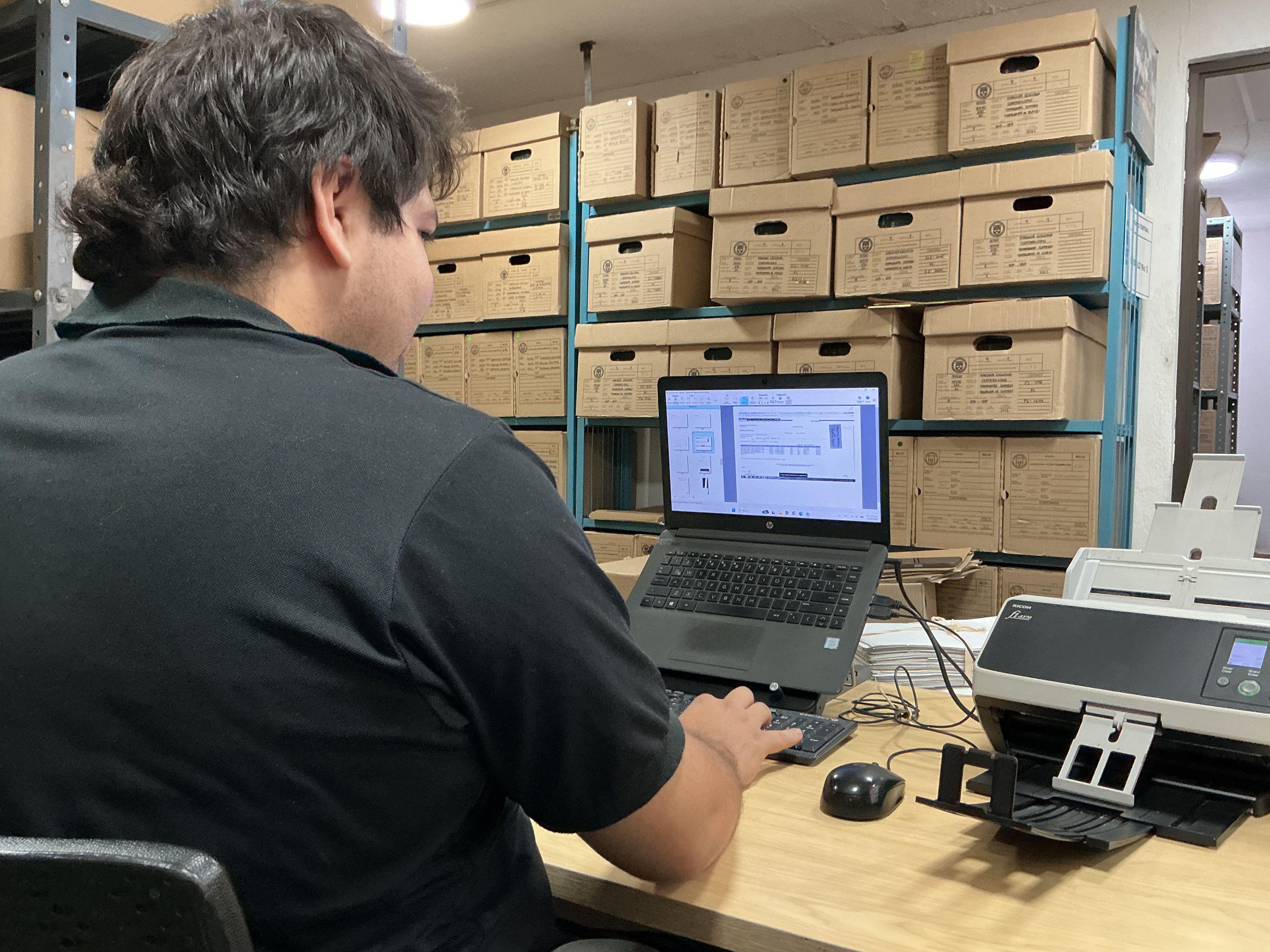 Archivos y Sistemas está en el Colegio Panamericano reduciendo su archivo físico